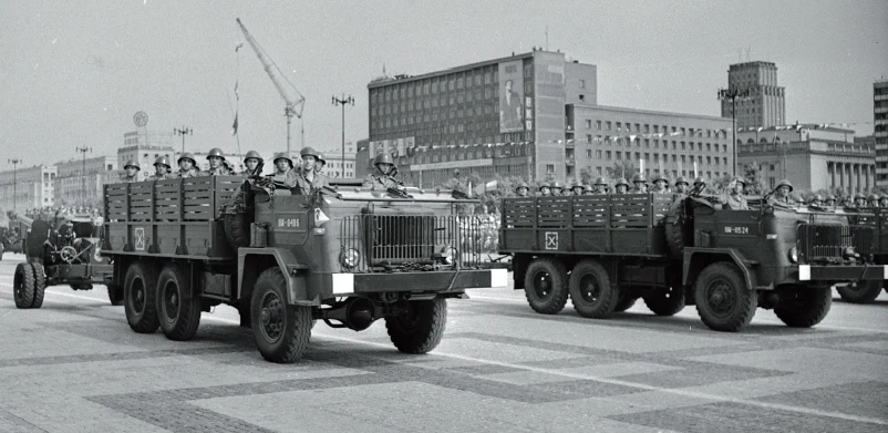 Samochody marki Star 66 w służbie LWP. Defilada 22 lipca 1964 r. w Warszawie/Wydawnictwo Vesper