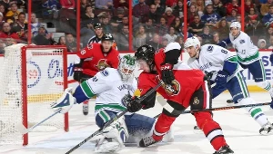 Hokeista Ottawa Senators Mika Zibanejad strzela na bramkę Vancouver Canucks