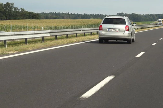 Jazda lewym pasem z prędkością "patrolową"