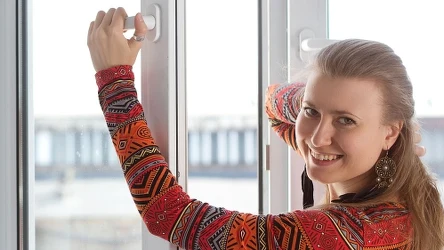 Wietrzenie mieszkania zimą jest konieczne, jeśli chcemy zadbać o swoje zdrowie. Gdy na zewnątrz panuje mróz, trzeba to jednak robić w odpowiedni sposób.