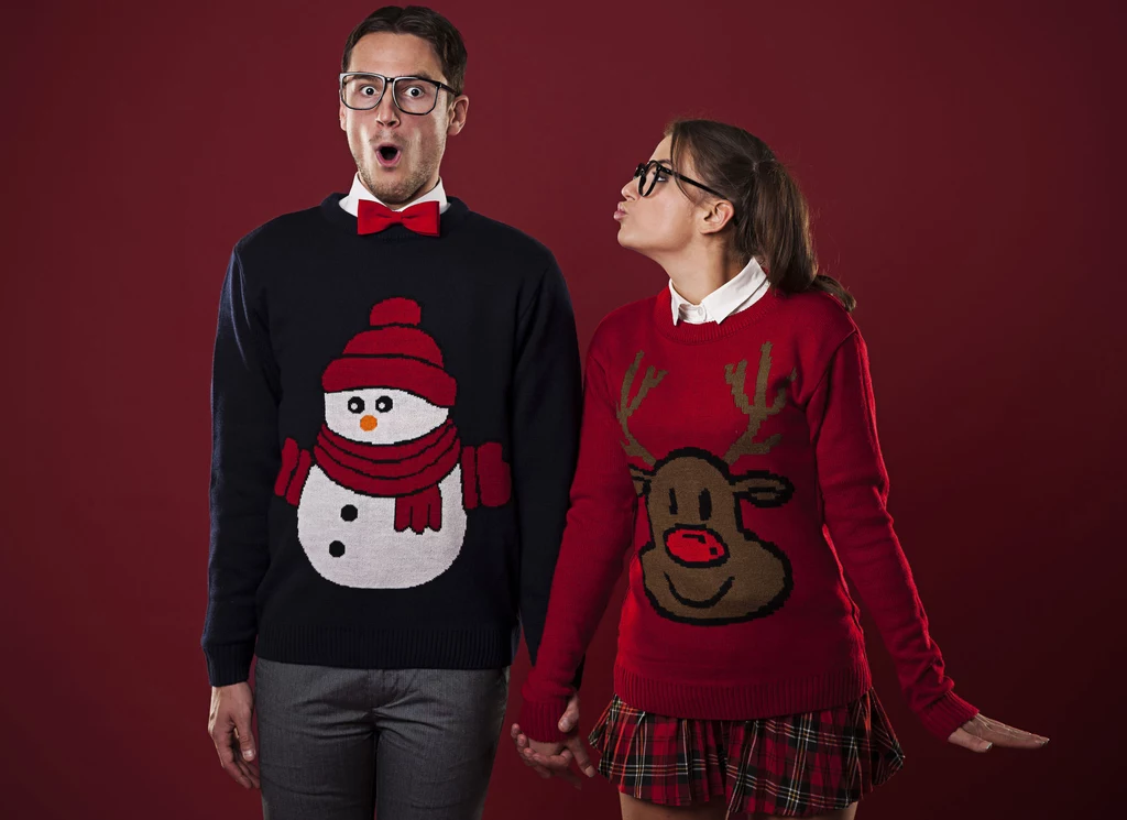 Śmieszne, świąteczne swetry będą idealne na wigilię w rodzinnym gronie