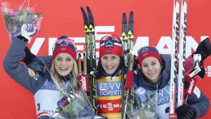 To zwykły obrazek po zawodach Pucharu Świata w biegach, czyli norweskie podium: od lewej Therese Johaug, Marit Bjoergen i Heidi Weng