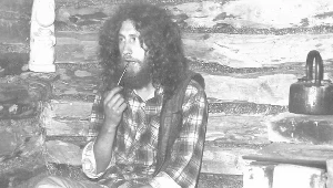 Artur Lignowski rozmyśla w swoim domku, Fot. Ze zbiorów Andrzeja Turczynowicza