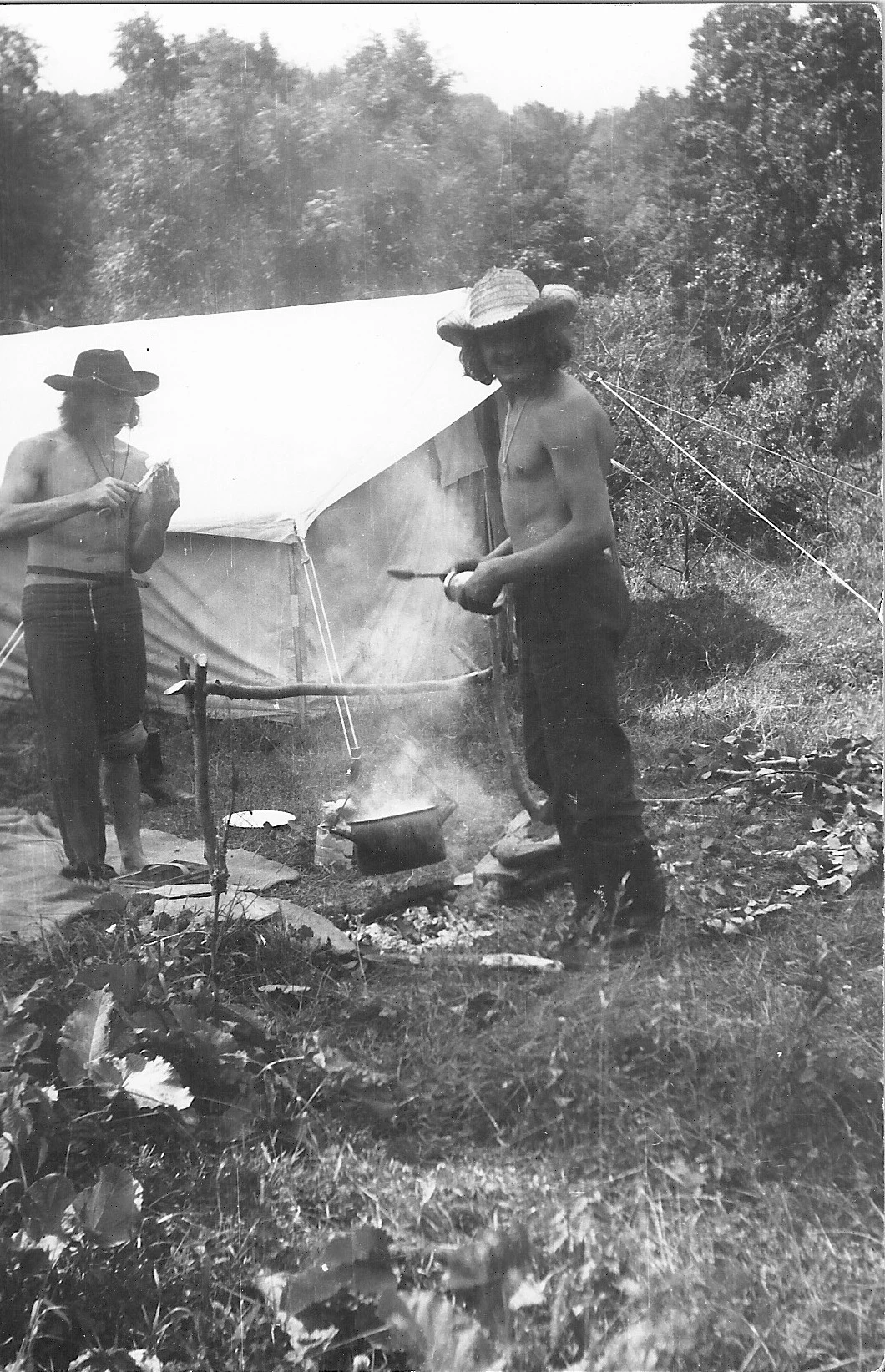 Zbieracze runa leśnego przed swoim namiotem w Caryńskiem, rok 1977, Fot. Ze zbiorów Piotra Dmyszewicza Zbieracze runa leśnego przed swoim namiotem w Caryńskiem, rok 1977, Fot. Ze zbiorów Piotra Dmyszewicza