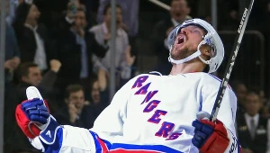 Kevin Klein, hokeista New York Rangers cieszy się ze zdobycia zwycięskiego gola w meczu z Pittsburgh Penguins