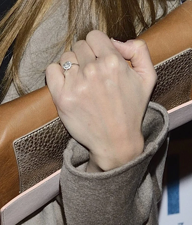 Pierścionek na palcu aktorki Pierścionek na palcu aktorki