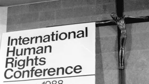 Zbigniew Romaszewski podczas obrad Międzynarodowej Konferencji Praw Człowieka w nowohuckim kościele św. Maksymiliana Kolbego (sierpień 1988 r.)