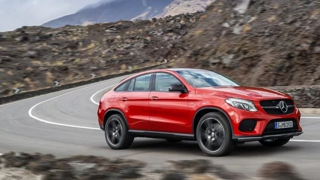 Topowy jak na razie wariant GLE Coupe - 450 AMG Sport - przemieszcza się na imponujących kołach z oponami 285/40 R 22 z przodu i 325/35 R 22 z tyłu.