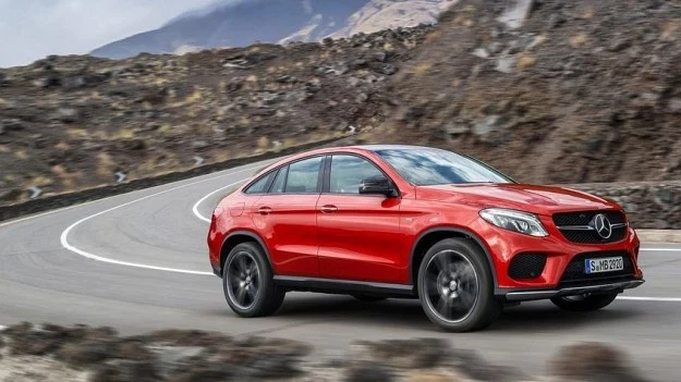 Topowy jak na razie wariant GLE Coupe - 450 AMG Sport - przemieszcza się na imponujących kołach z oponami 285/40 R 22 z przodu i 325/35 R 22 z tyłu. Topowy jak na razie wariant GLE Coupe - 450 AMG Sport - przemieszcza się na imponujących kołach z oponami 285/40 R 22 z przodu i 325/35 R 22 z tyłu.