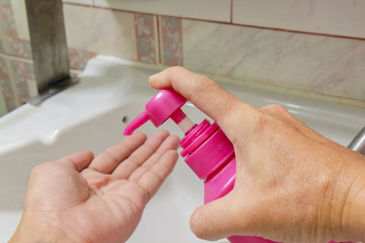 Z pomocą mydła w płynie szybko przywrócisz biel brudnemu sufitowi