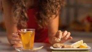 Imbir ma silnie działanie rozgrzewające. Pij herbatę z jego dodatkiem i cytryną