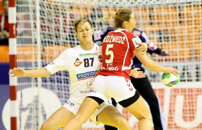 Nasze piłkarki ręczne bardzo słabo zaprezentowały się w meczu z Węgrami. Teraz muszą pokonać Rosję Nasze piłkarki ręczne bardzo słabo zaprezentowały się w meczu z Węgrami. Teraz muszą pokonać Rosję