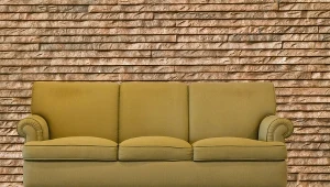 Sofa spadła z wysokości drugiego piętra 