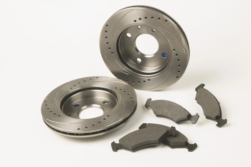 Żużyte tarcze hamulcowe to jeden z możliwych powodów bicia na kierownicy. 