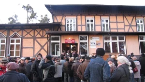 Pacjenci czekają w kolejce przed wejściem