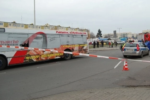 Rowerzysta został wepchnięty pod ten autobus