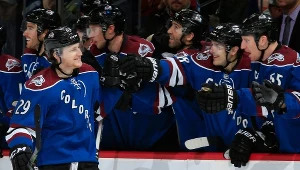 Hokeiści Colorado Avalanche cieszą się z wygranej
