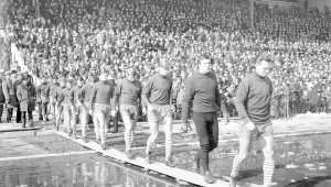 Drużyna Górnika Zabrze wychodzi na stadion warszawskiej Legii; Warszawa 1969 r.   