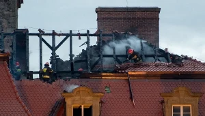 Straż pożarna gasi pożar dachu wałbrzyskiego zamku Książ