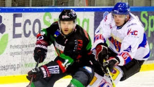 Hokeista Polonii Bytom Rafał Orłowski (P) walczy o krążek z Michałem Woźnicą (L) z GKS Tychy 