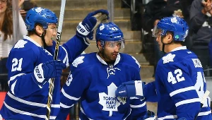 James van Riemsdyk, Nazem Kadri i Tyler Bozak z Toronto Maple Leafs