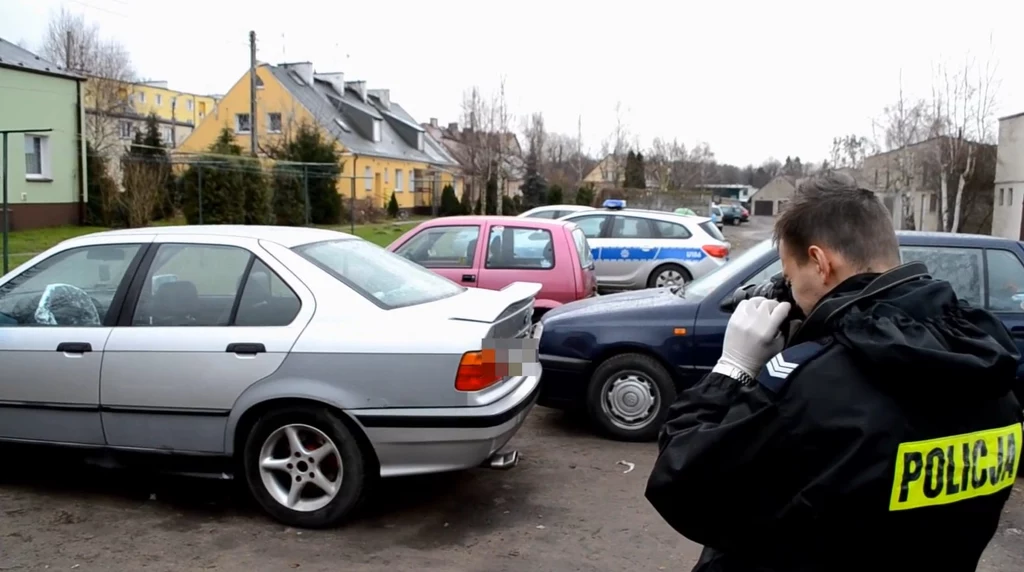 Stare BMW trafiło na policyjny parking