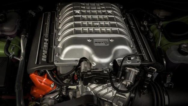 714-konny silnik 6.2 V8 z kompresorem pod maską Dodge'a Challengera SRT Hellcat