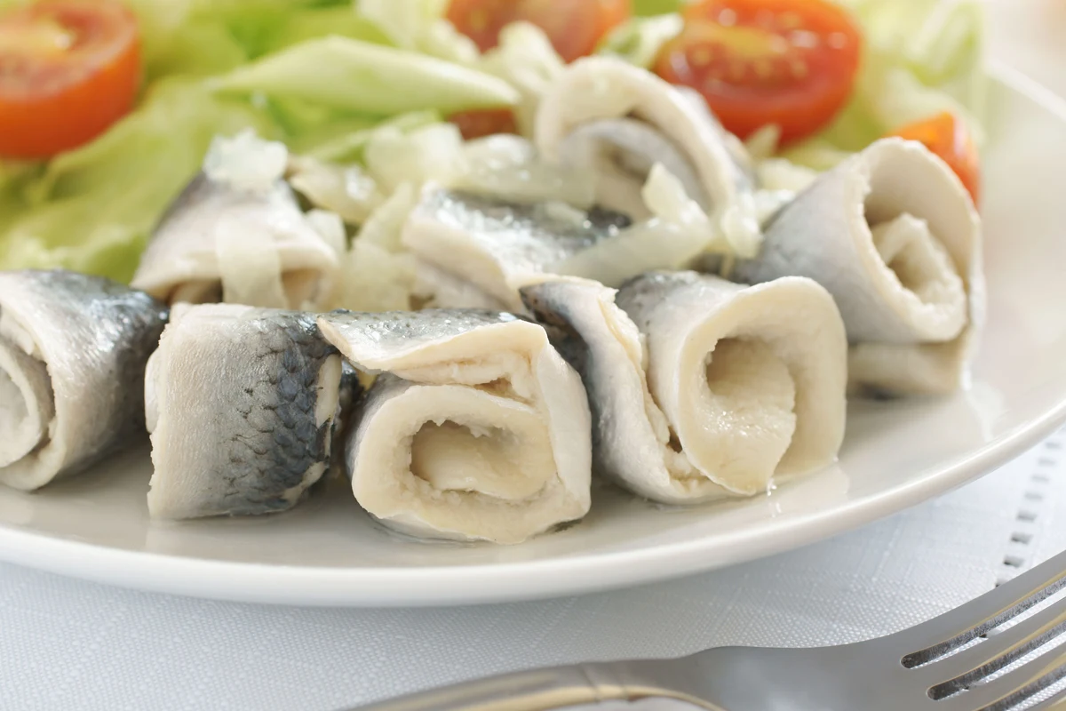 Sprawdzony sposób, dzięki któremu śledzie będą miękkie i chrupiące Sprawdzony sposób, dzięki któremu śledzie będą miękkie i chrupiące