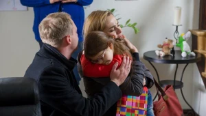 Ula opowiada Hofferom, że wciąż o nich myśli i już nie może się doczekać dnia, gdy znów będą razem. 