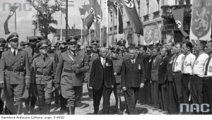 Gubernator Hans Frank (trzeci z lewej) w towarzystwie niemieckich oficerów przechodzi przed oddziałem ochotników SS "Galizien" we Lwowie, 1943