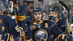 Matt Moulson cieszy się z kolegami z Buffalo Sabres