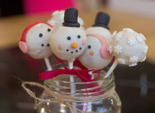 Cake pops wyglądają pięknie na świątecznym stole. 