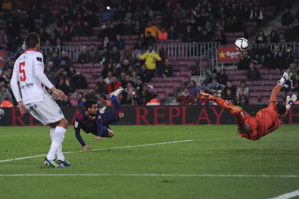 Pedro strzela bramkę Huesce Pedro strzela bramkę Huesce