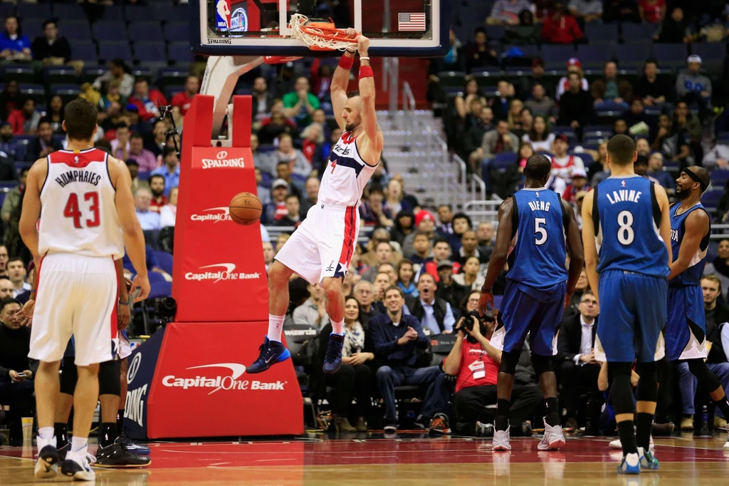 Marcin Gortat "urywa" kosz w starciu z Minnesotą Marcin Gortat "urywa" kosz w starciu z Minnesotą