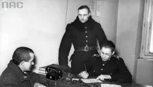 Dwaj polscy policjanci podczas przesłuchiwania w komisariacie w Krakowie zatrzymanego mężczyzny, 1940