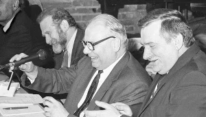 Posiedzenie Komitetu Obywatelskiego w kościele przy ul. Żytniej. Od lewej: Bronisław Geremek, Andrzej Stelmachowski, Lech Wałęsa