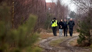 Zuzanna M. (2L) podczas wizji lokalnej na miejscu zabójstwa rodziców Kamila N.