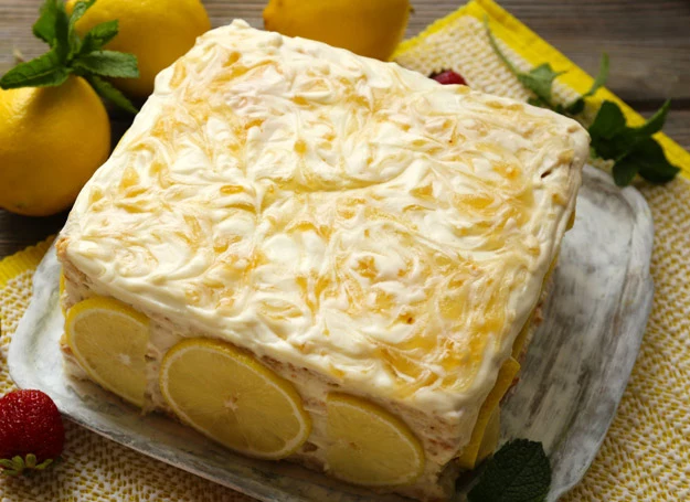 Cytrynowy tort pięknie się prezentuje i smakuje wyjątkowo. 