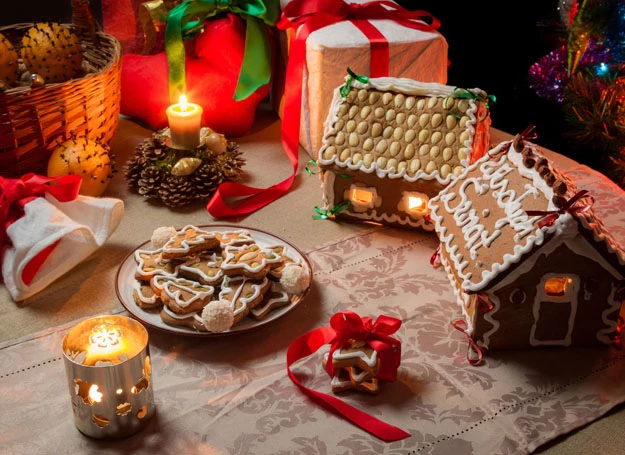 Chatka z piernka będzie świetną dekoracją świątecznego stołu