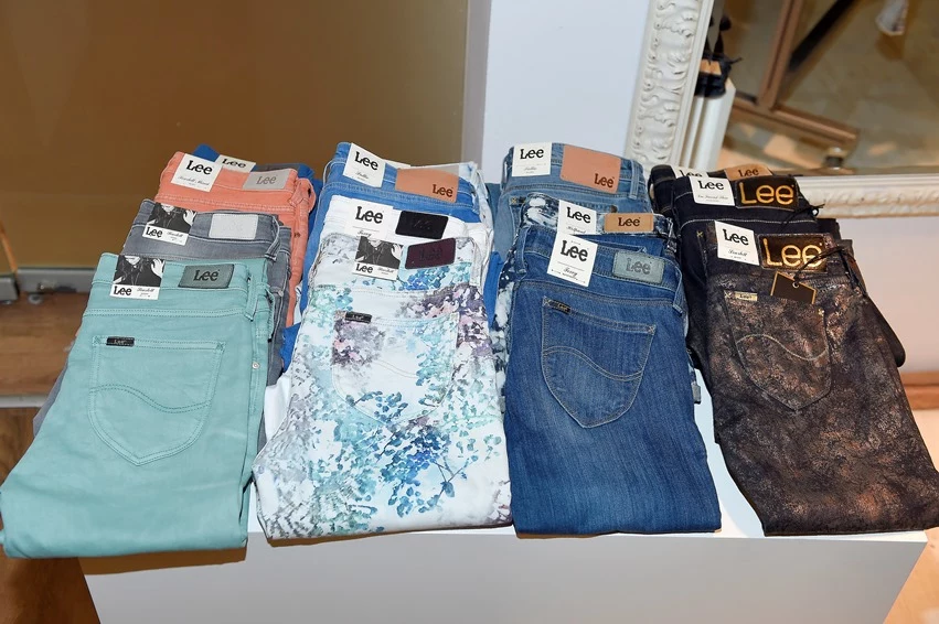 Gościom odwiedzającym z kolei showroom Lee przypadła do gustu szeroka gama jasnych kolorów w sam raz na wiosenne dni Gościom odwiedzającym z kolei showroom Lee przypadła do gustu szeroka gama jasnych kolorów w sam raz na wiosenne dni