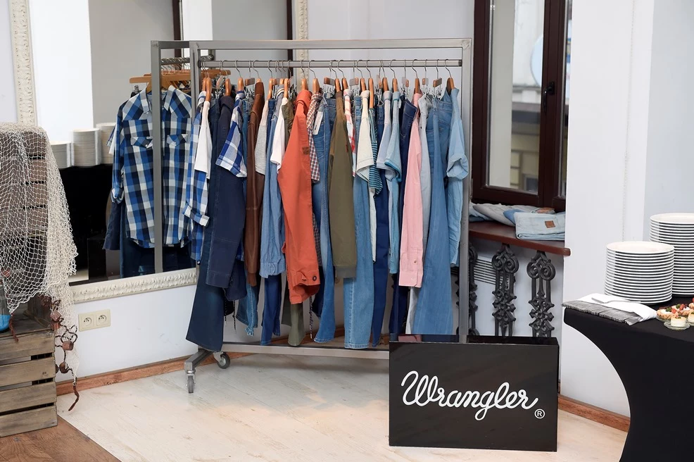 Gościom odwiedzającym z kolei showroom Lee przypadła do gustu szeroka gama jasnych kolorów w sam raz na wiosenne dni Gościom odwiedzającym z kolei showroom Lee przypadła do gustu szeroka gama jasnych kolorów w sam raz na wiosenne dni