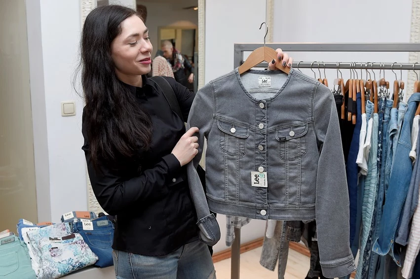 Gościom odwiedzającym z kolei showroom Lee przypadła do gustu szeroka gama jasnych kolorów w sam raz na wiosenne dni Gościom odwiedzającym z kolei showroom Lee przypadła do gustu szeroka gama jasnych kolorów w sam raz na wiosenne dni