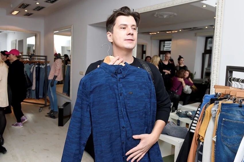 Gościom odwiedzającym z kolei showroom Lee przypadła do gustu szeroka gama jasnych kolorów w sam raz na wiosenne dni Gościom odwiedzającym z kolei showroom Lee przypadła do gustu szeroka gama jasnych kolorów w sam raz na wiosenne dni