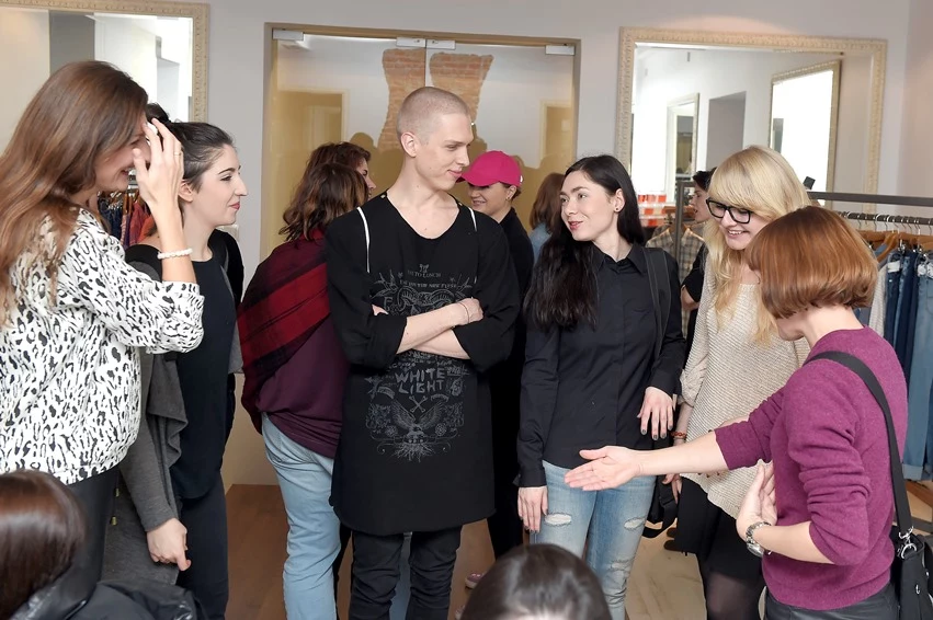Gościom odwiedzającym z kolei showroom Lee przypadła do gustu szeroka gama jasnych kolorów w sam raz na wiosenne dni Gościom odwiedzającym z kolei showroom Lee przypadła do gustu szeroka gama jasnych kolorów w sam raz na wiosenne dni
