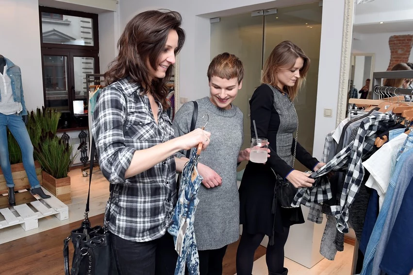 Gościom odwiedzającym z kolei showroom Lee przypadła do gustu szeroka gama jasnych kolorów w sam raz na wiosenne dni Gościom odwiedzającym z kolei showroom Lee przypadła do gustu szeroka gama jasnych kolorów w sam raz na wiosenne dni