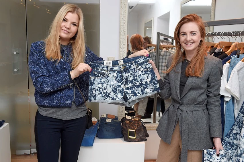 Gościom odwiedzającym z kolei showroom Lee przypadła do gustu szeroka gama jasnych kolorów w sam raz na wiosenne dni Gościom odwiedzającym z kolei showroom Lee przypadła do gustu szeroka gama jasnych kolorów w sam raz na wiosenne dni