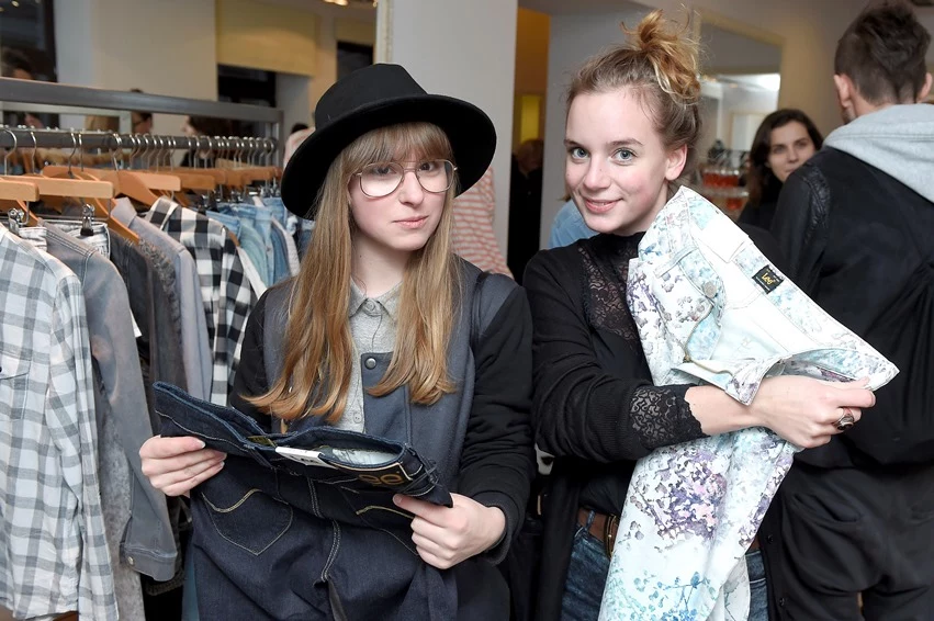 Gościom odwiedzającym z kolei showroom Lee przypadła do gustu szeroka gama jasnych kolorów w sam raz na wiosenne dni Gościom odwiedzającym z kolei showroom Lee przypadła do gustu szeroka gama jasnych kolorów w sam raz na wiosenne dni