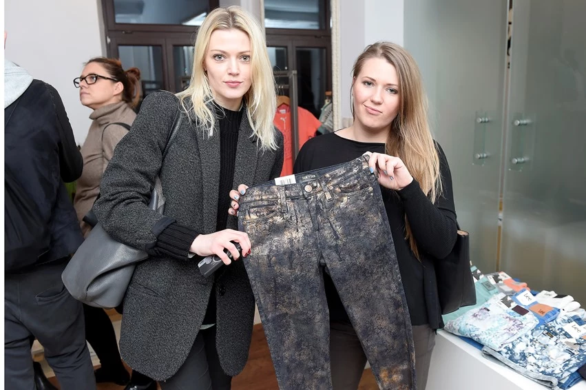 Gościom odwiedzającym z kolei showroom Lee przypadła do gustu szeroka gama jasnych kolorów w sam raz na wiosenne dni Gościom odwiedzającym z kolei showroom Lee przypadła do gustu szeroka gama jasnych kolorów w sam raz na wiosenne dni