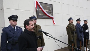 Ambasador USA w Polsce - Stephen D. Mull podczas odsłonięcia tablicy na budynku MON w Warszawie, upamiętniającej Jana Karskiego z okazji 100. rocznicy jego urodzin