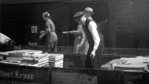 Wywózka zbiorów z Pruskiej Biblioteki Państwowej.